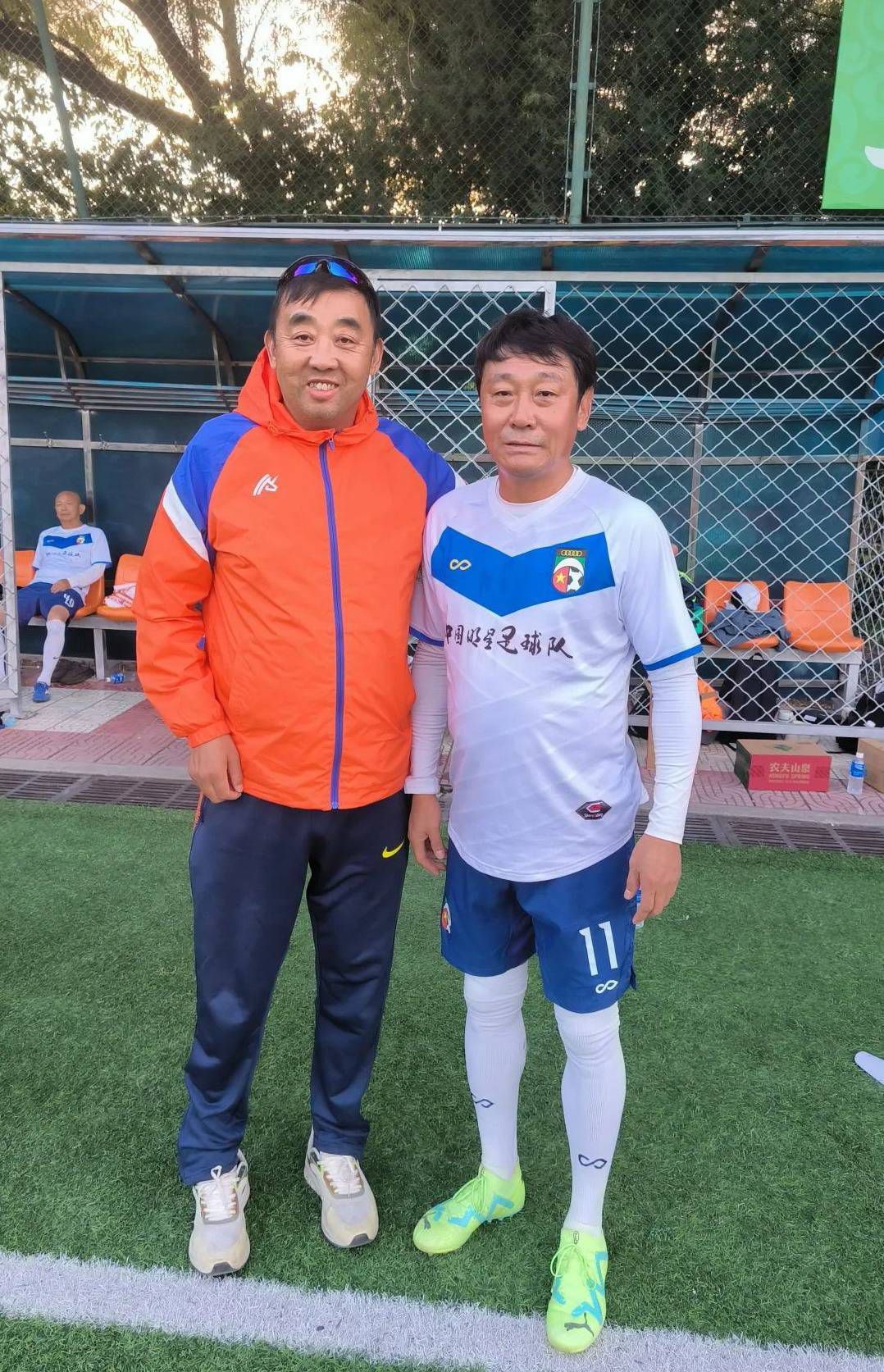 说完，他急忙又问：叶先生，欧美的情况属下了解较多，您此番去北欧，要不要属下陪您一起？叶辰摆摆手：不必了，你还有父母需要安葬，明日让叶家那帮外戚老实跪着，你好生料理父母安葬之事吧。